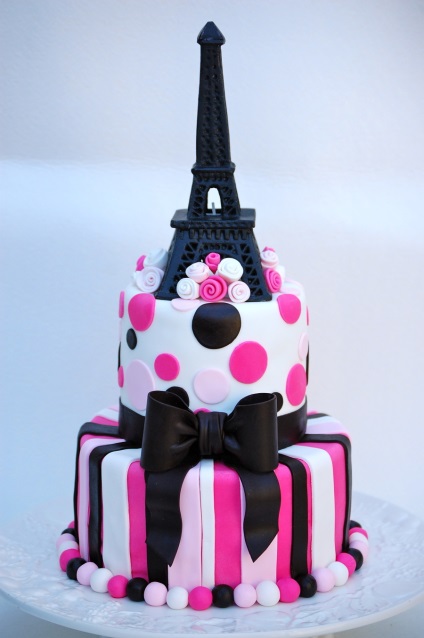 Turnul Eiffel pe tort