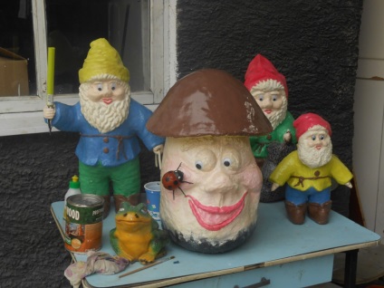 Gnome de sticle de plastic și papier-mache