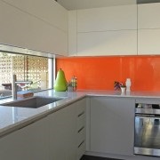 Interiorul și designul schemei culorilor solare din bucătăria portocalie
