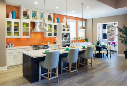 Interiorul și designul schemei culorilor solare din bucătăria portocalie