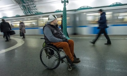 Utilizator de scaun cu rotile dezactivat, în metrou și tren