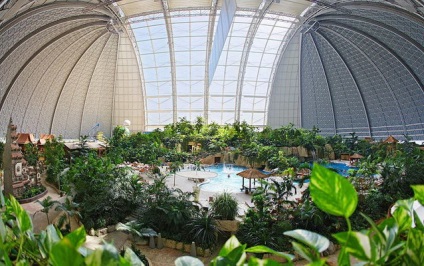 Hangarul gigantic pentru aeronave a fost transformat într-un parc de apă tropicală