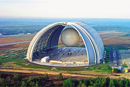 Hangarul gigantic pentru aeronave a fost transformat într-un parc de apă tropicală