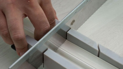 Cum de a lipi muluri pe tavan pentru a lipi și tăiat ca instalarea în mod corespunzător și lipicios, cum ar fi video