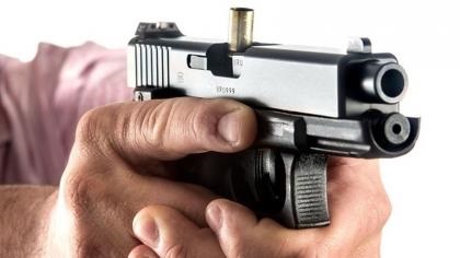 Cum să învățați cum să țineți în mod corespunzător un pistol semi-automat