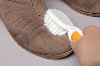 Cum sa cureti pantofii de suedeza acasa