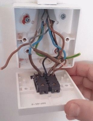 Cum se conectează reguli de comutare a luminilor cu două taste, montare