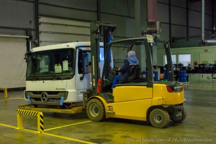 Як виробляють вантажівки mercedes-benz в набережних човнах, як це зроблено