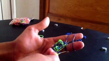 Cum să țeseți o brățară elastică pe degete, ls