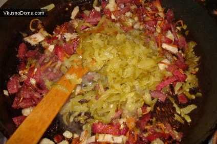 Burgonya leves füstölt húsokkal és uborkákkal