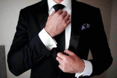 Modul clasic de a lega o cravată este cum să faceți un nod în mod corespunzător
