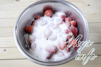 Căpșuni în suc propriu pentru rețeta de iarnă cu o fotografie