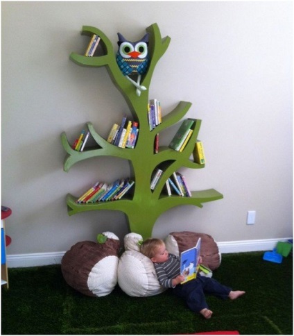 Un raft în formă de copac, o abordare creativă pentru stocarea cărților