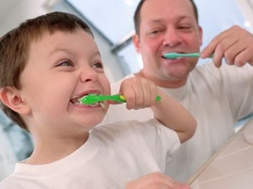 Când să începeți să vă spălați dinții bebelușului și să îl lipiți