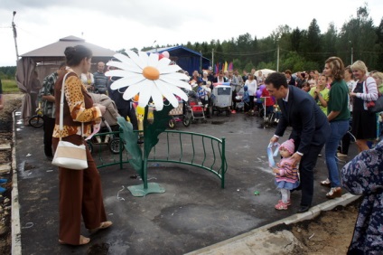 Komiinform, művészeti tárgyak Sziktivkar medve, csizma, patkó