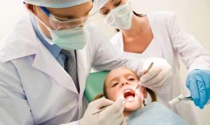 Gingiile copilului roșu, umflate și inflamate