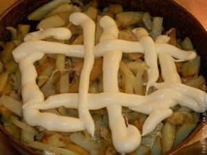 Pahar de pui cu cartofi delicioși și ceapă