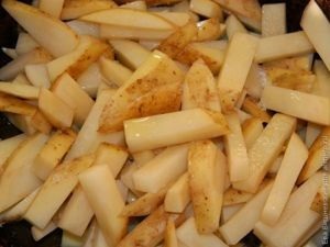 Pahar de pui cu cartofi delicioși și ceapă