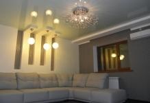 Lustre pentru plafoane stretch, LED-uri foto, în dormitor, spoturi, care se potrivesc