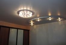 Lustre pentru plafoane stretch, LED-uri foto, în dormitor, spoturi, care se potrivesc