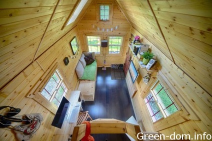 Casă mică din lemn pentru două, casa verde