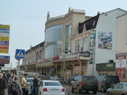 Uși metalice în pasarelă