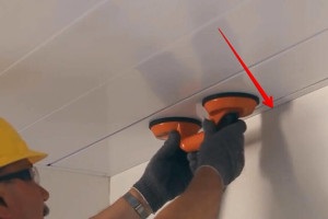 Instalarea panourilor din plastic pe tavan cu mâinile lor