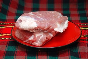 Moussaka din carne de porc cu cartofi, ardei și roșii