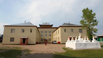 Un set de solicitanți pentru o universitate budistă, o casă tibetană de la Moscova
