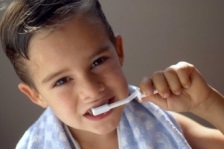 Un nou sondaj a arătat că părinții nu știu suficient despre sănătatea dentară a copiilor