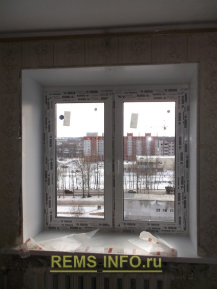 Pante pe ferestre din instalarea din plastic a pantelor din panouri sandwich cu o fotografie