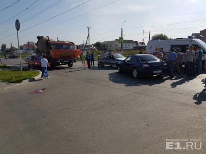 Un pieton aruncat peste pământ DVR a decolat, în timp ce subaru a bătut oameni la 2 Novosibirsk