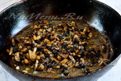 Pogácsákat gombával sült egy serpenyőben, recept fotó