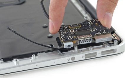 A „szike» iFixit belsejében frissített MacBook Air laptop