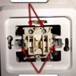 Principiu și schemă pentru conectarea unui întrerupător de trecere cu două comutatoare