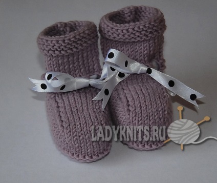 Cizme tricotate simple pentru copii, tricotate pe două spite