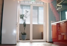 Usi culisante pe balcon din plastic și sticlă, fotografie în apartament, loggii franceze și alunecare