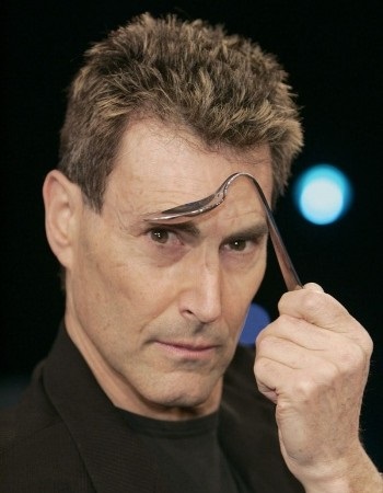 Un truc faimos cu o lingură de telepathist Uri Geller