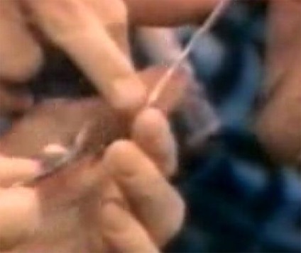 Un truc faimos cu o lingură de telepathist Uri Geller