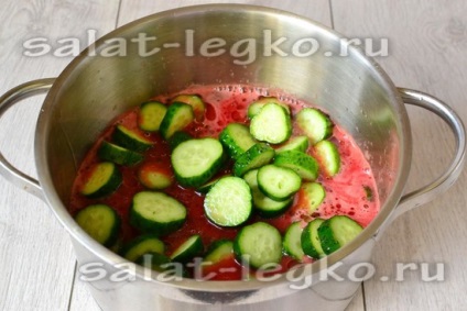 Salata de castraveți în sos de roșii 