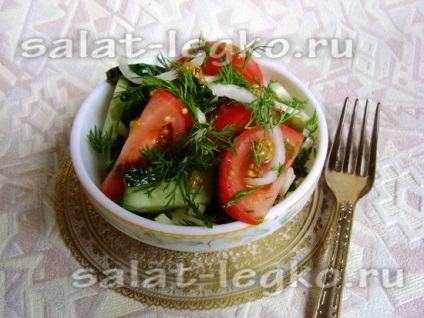 Salata din roșii, castraveți și verdețuri