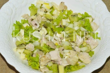 Salată cu kiwi, pui și brânză