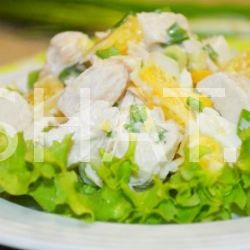 Salată cu kiwi, pui și brânză