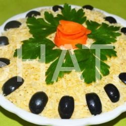 Salată cu kiwi, pui și brânză