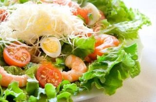 Salata cu creveți, ouă și roșii - rețetă pas cu pas cu fotografie
