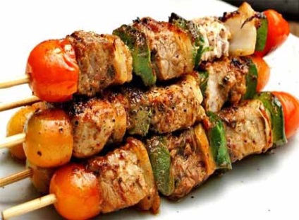 Shish kebab de la pui și cele mai delicioase marinade, astfel încât carnea era moale
