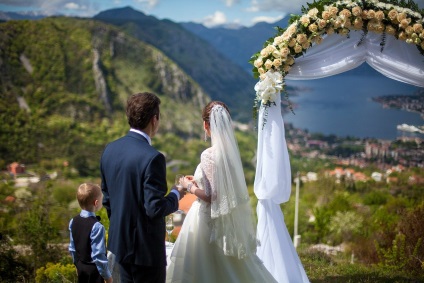 Nuntă simbolică în Muntenegru pe un iaht de zăpadă albă
