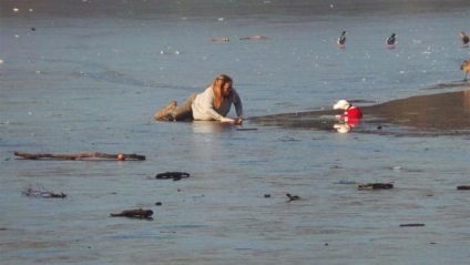 O femeie curajoasă a salvat un câine care a căzut prin gheață, umkra