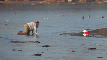 O femeie curajoasă a salvat un câine care a căzut prin gheață, umkra