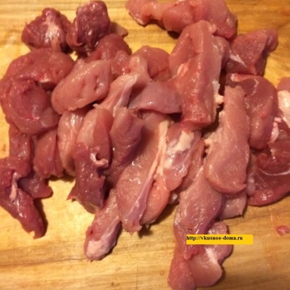 Carne de porc prăjită în sos dulce și acru cu ardei iute și roșii - o casă delicioasă